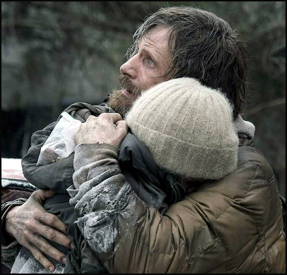 Cormac McCarthy La route film pere et fils embrasses