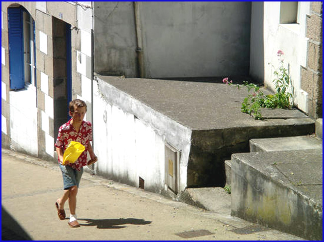 morlaix-garcon-en-ruelle
