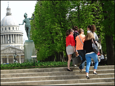 filles Paris au printemps luxembourg