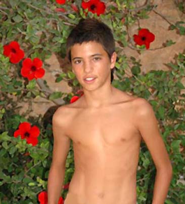 faune pedro torse nu dans les fleurs