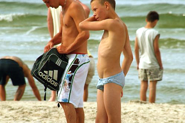 ado en emoi plage 1 torse nu