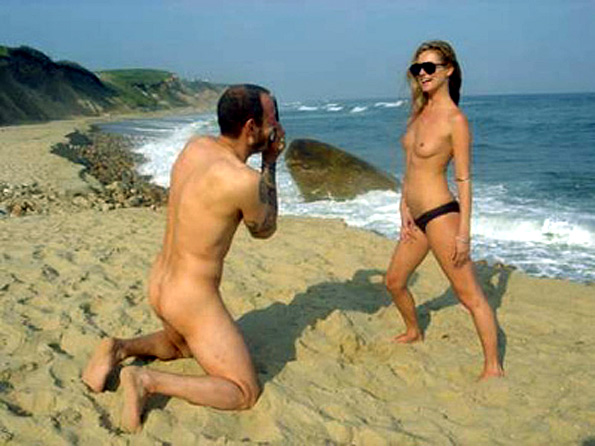 couple seins nus plage