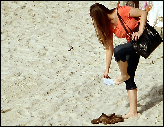 fille se deshabille plage