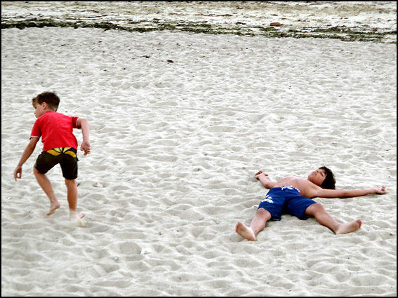 gamin mort jeu de plage