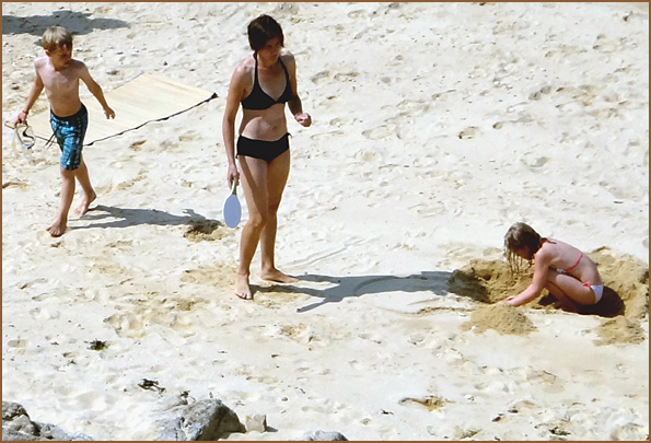 gamine creuse le sable