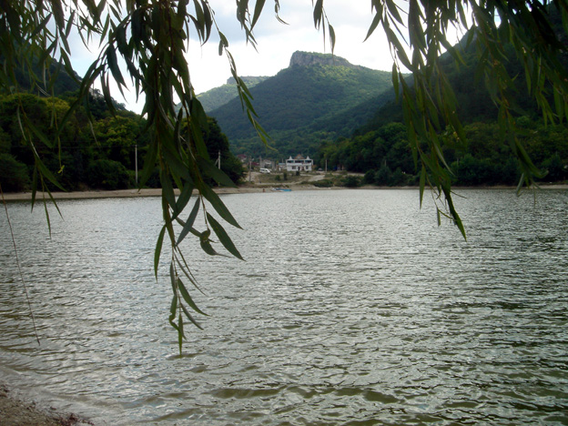 lac mangup kale crimee