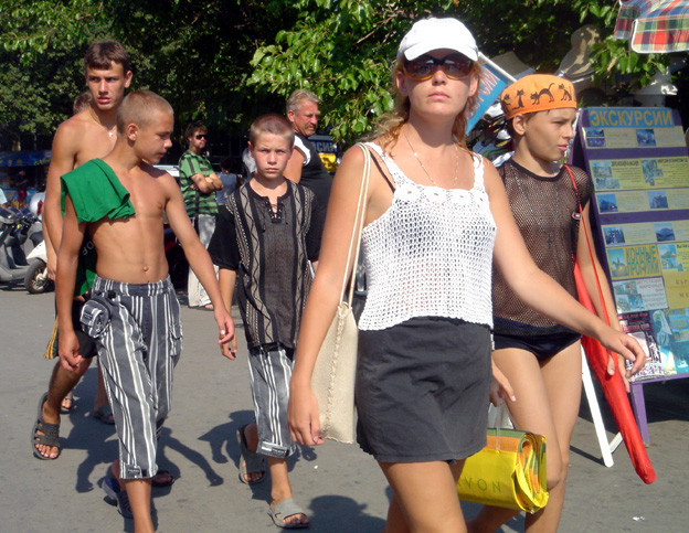 yalta plagistes torse nu en ville