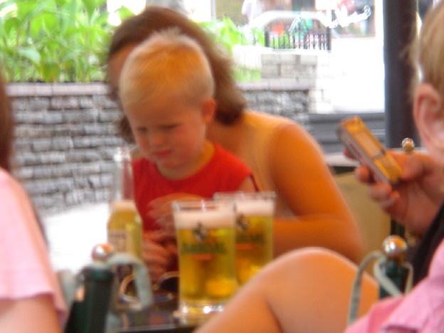 kiev biere et gamin debardeur