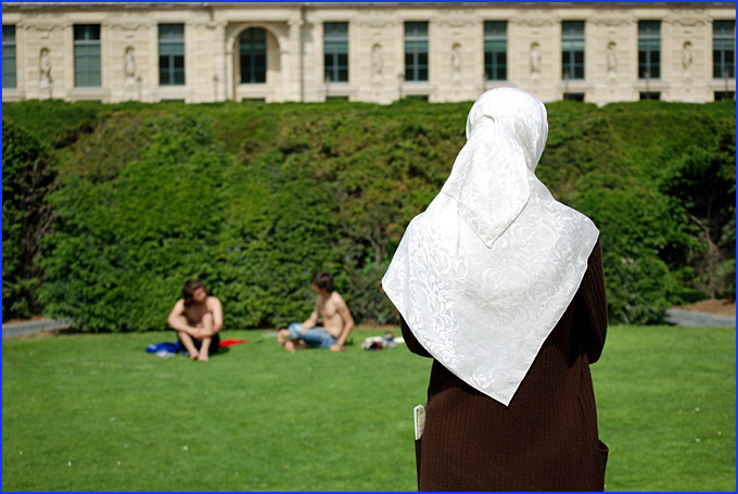 la voilee et les torses nus paris tuileries