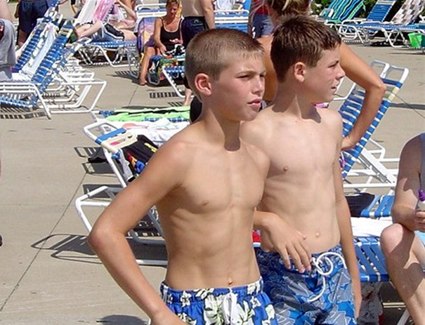 4 adolescents torse nu