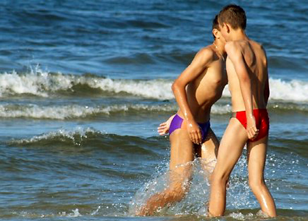 6 baiser seins nus plage