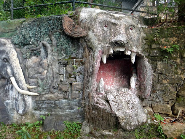 monstre dentu en beton sri lanka