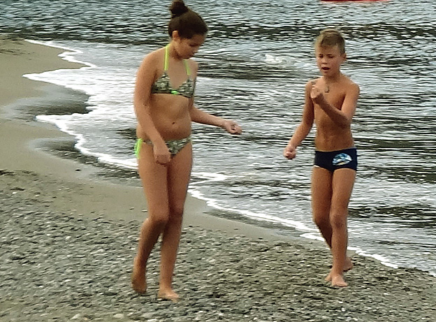 fille et garcon bikini