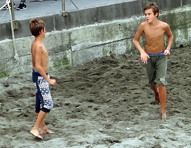 freres torse nu plage