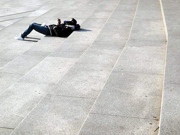 ado charlie devant institut monde arabe