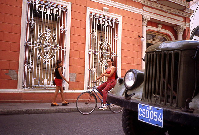 fille à velo cuba