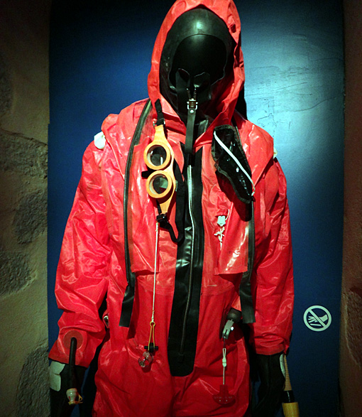 vetement sauvetage sous marin brest musee de la marine