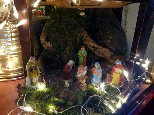 creche de noel a paris rue st louis en l ile