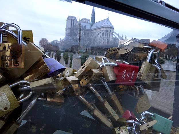 paris cadenas gouines sous notre dame
