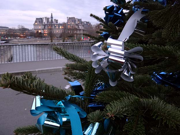 paris sapin et hotel de ville