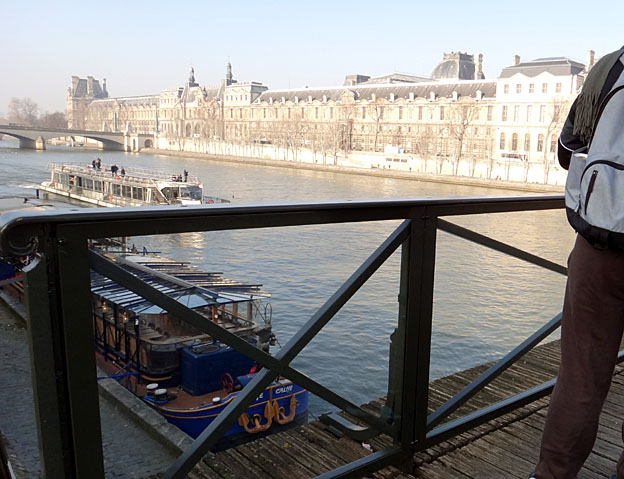 paris louvre depuis passerelle des arts