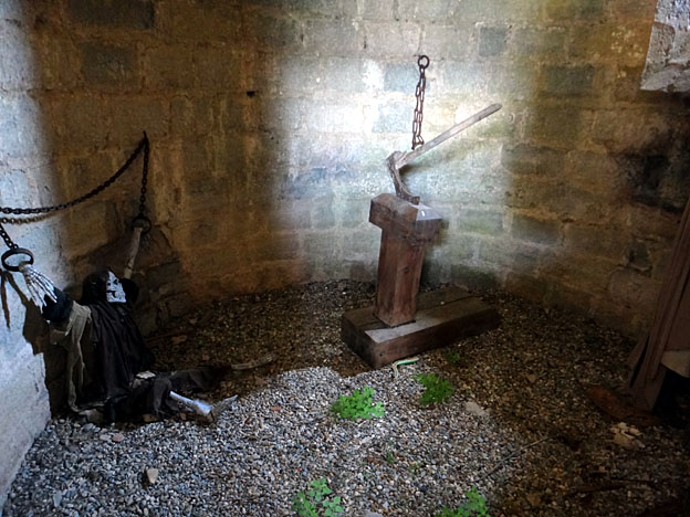 chateau de puivert squelette torture tour bossue