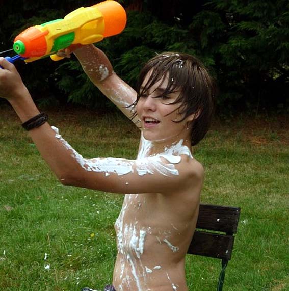 bataille torse nu mousse a raser