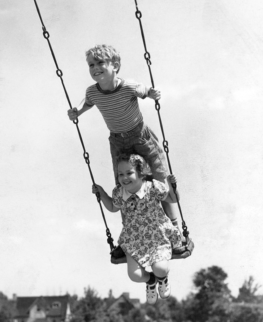 gamin s envoie en l air avec une gamine