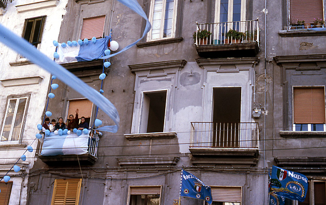 naples-fete-le-foot-au-balcon