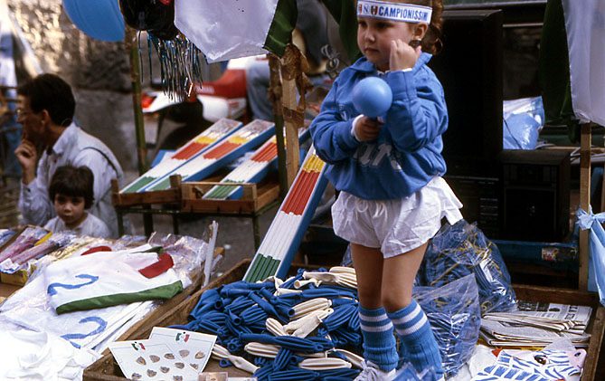 naples-fillette-supporter-foot